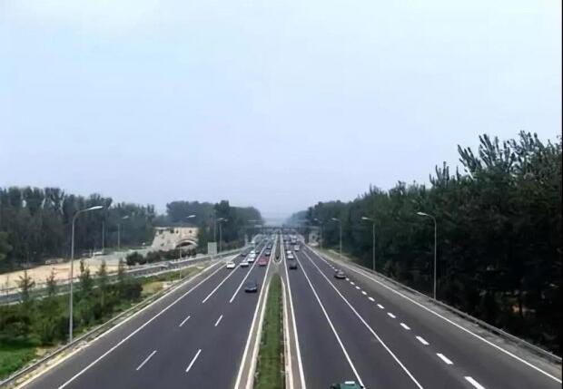 間斷性踩油門的操作，能讓我們?cè)谛旭倳r(shí)省油嗎？